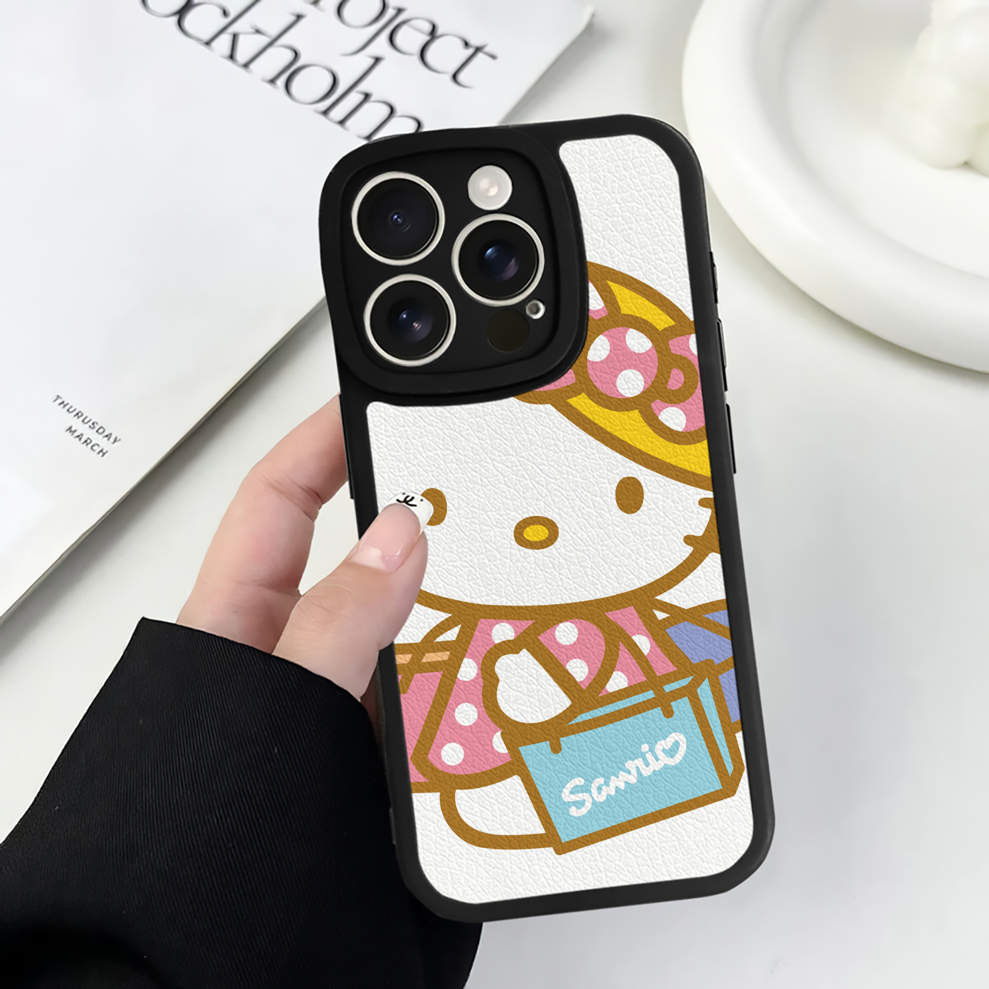 （画像用） Hello Kitty ハローキティ 【iPhone 16シリーズ対応】シリコンスマホケース（レザー調） 材質：シリコン